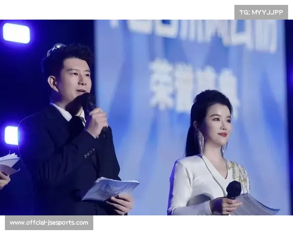 荣誉盛典后台，获奖者与家人朋友分享喜悦时刻